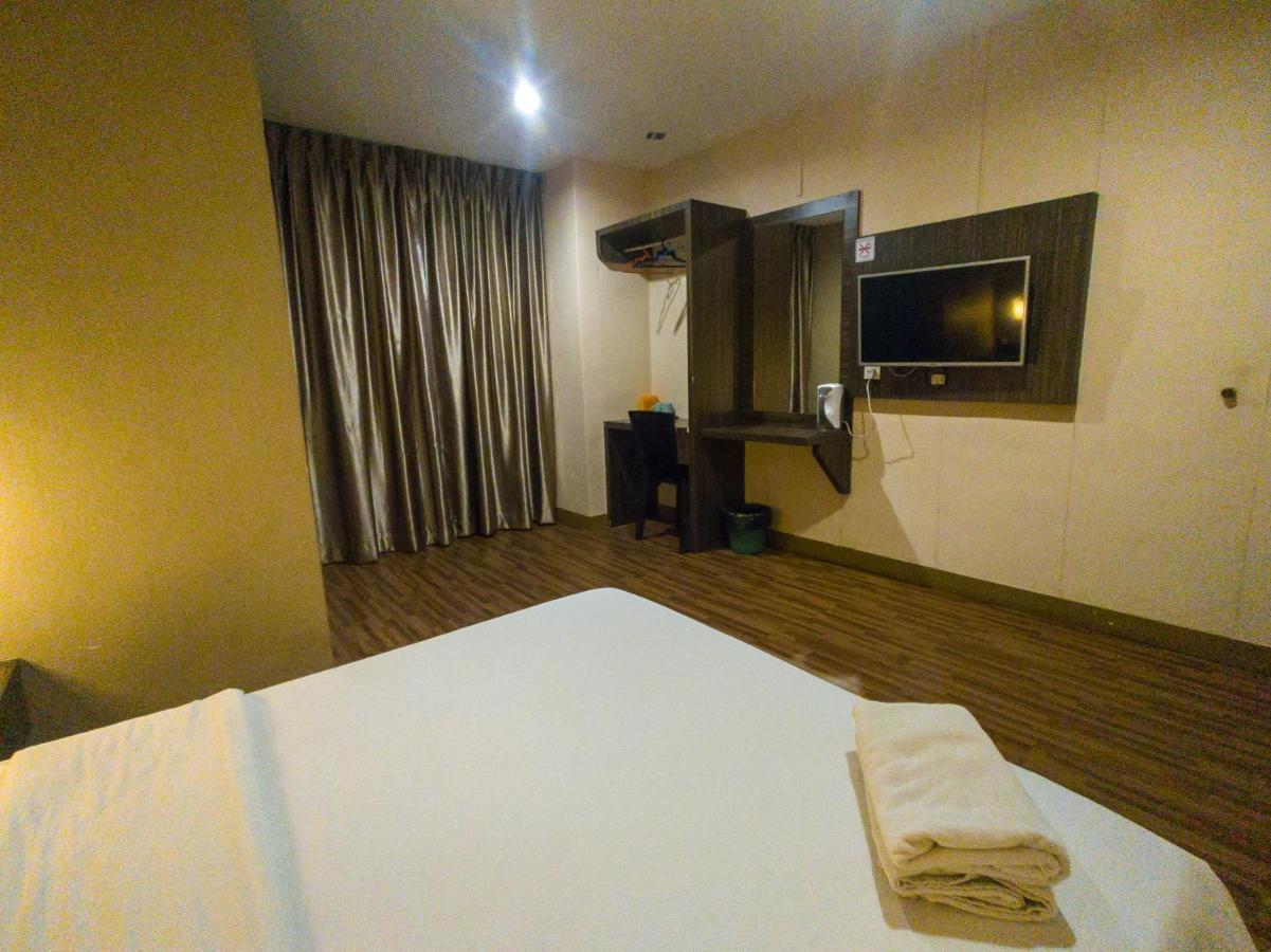 V Hotel Johor Bahru Extérieur photo