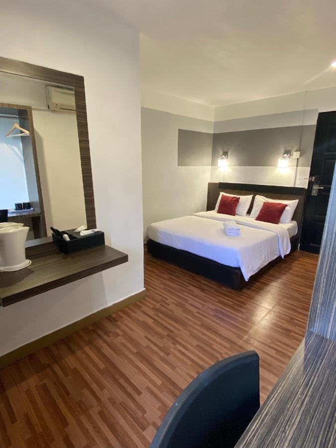V Hotel Johor Bahru Extérieur photo