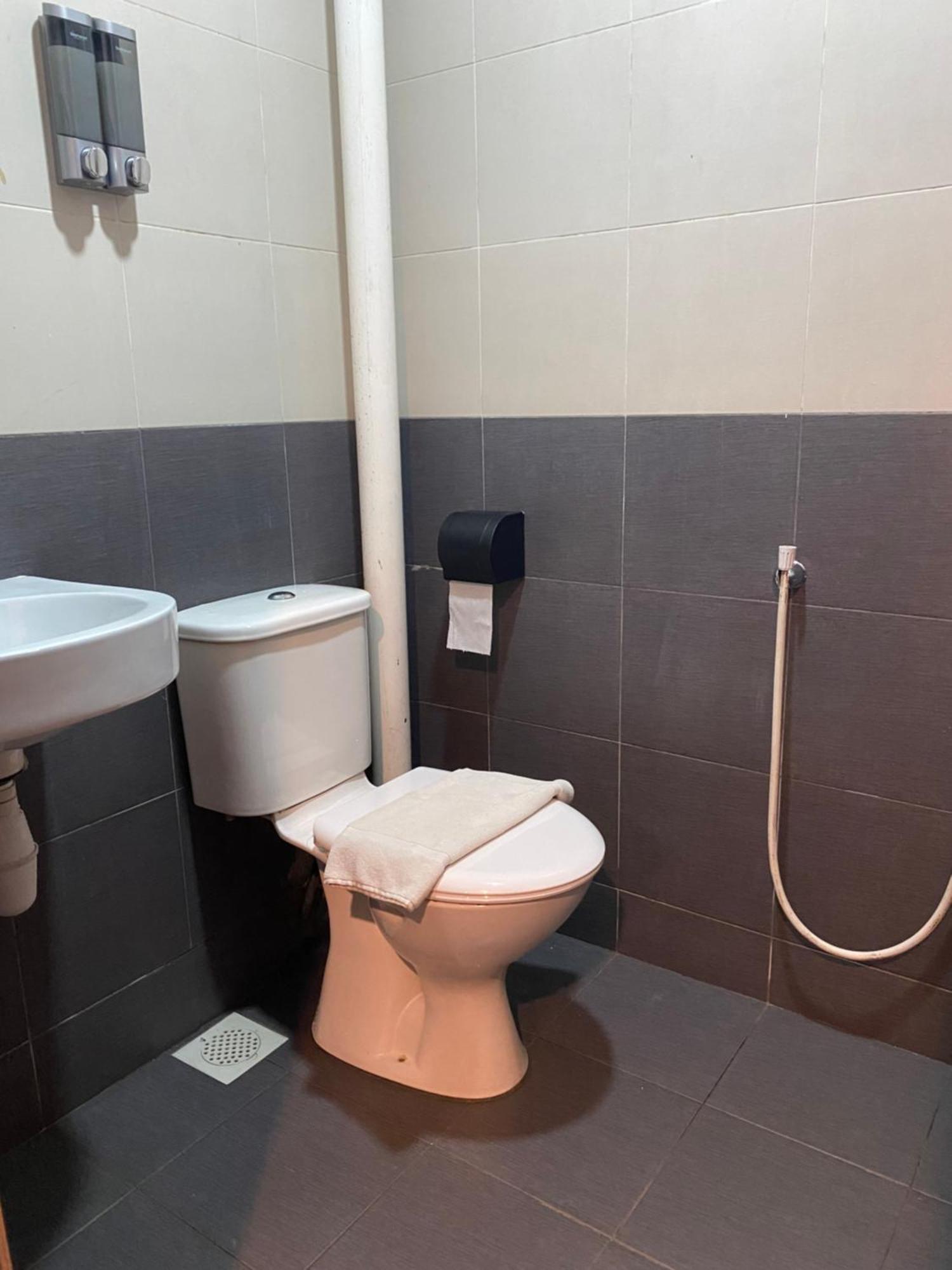 V Hotel Johor Bahru Extérieur photo
