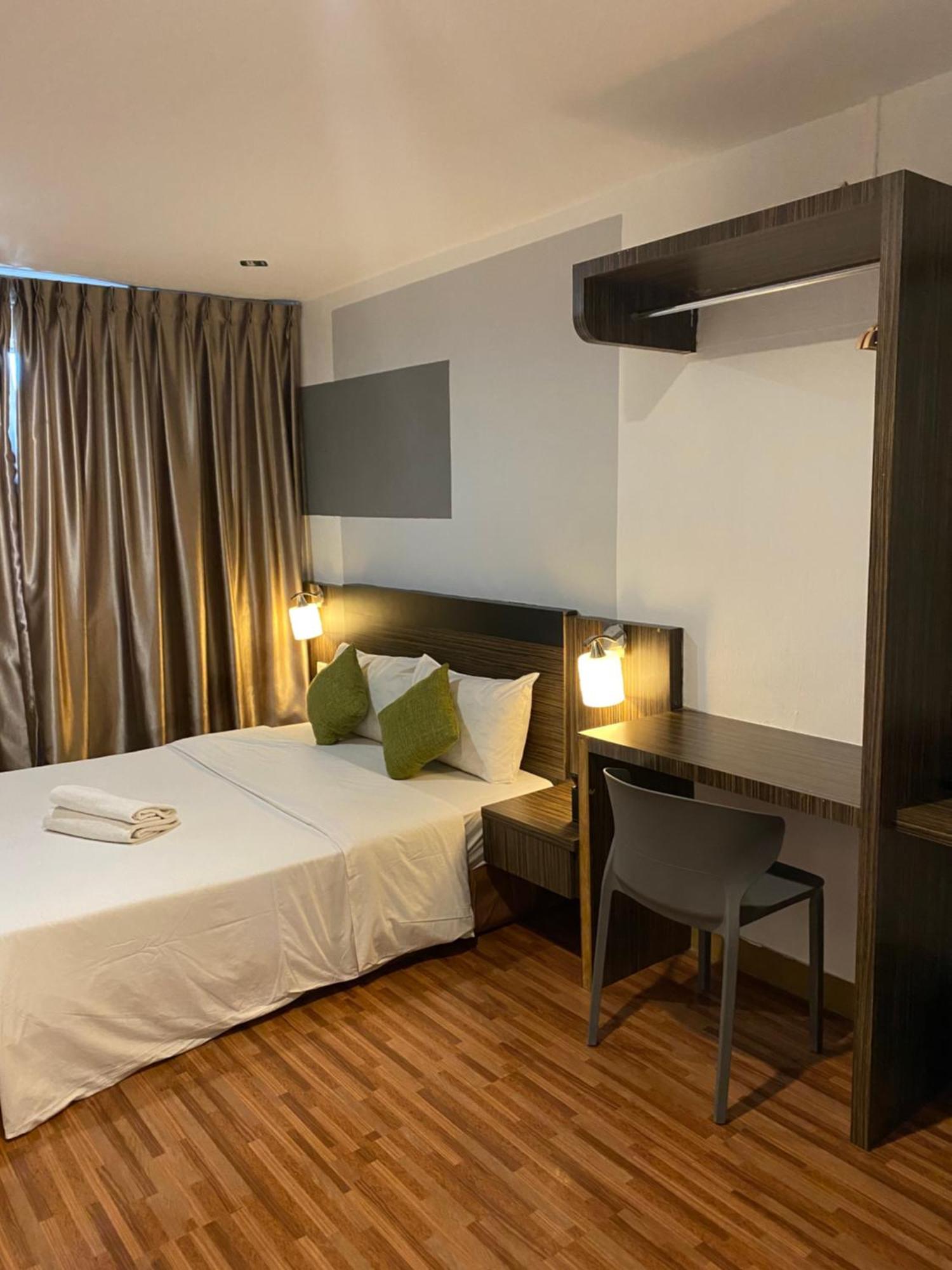 V Hotel Johor Bahru Extérieur photo
